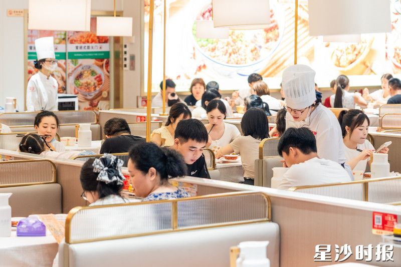在松雅湖吾悦广场的高原郎西北菜饭店内，坐满了食客。