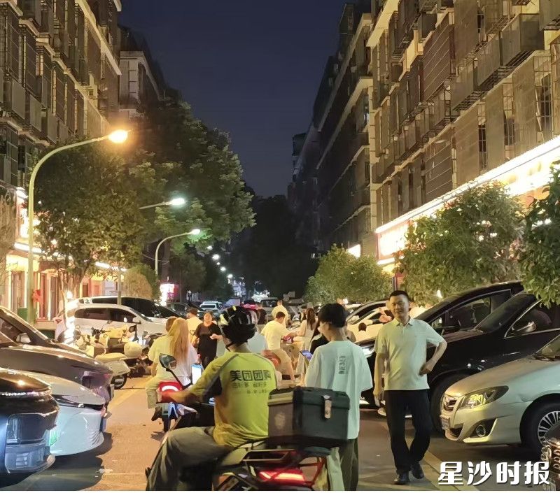 星沙二区的街巷里，一整条街都是卖龙虾的小伙子店铺，里里外外挤满了顾客和取餐的外卖小哥。