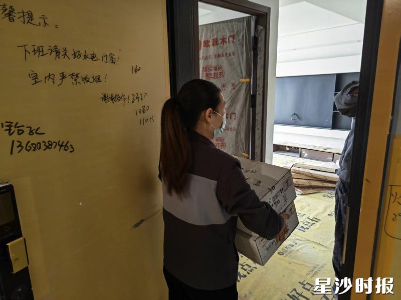 物业工作人员送快递上门。