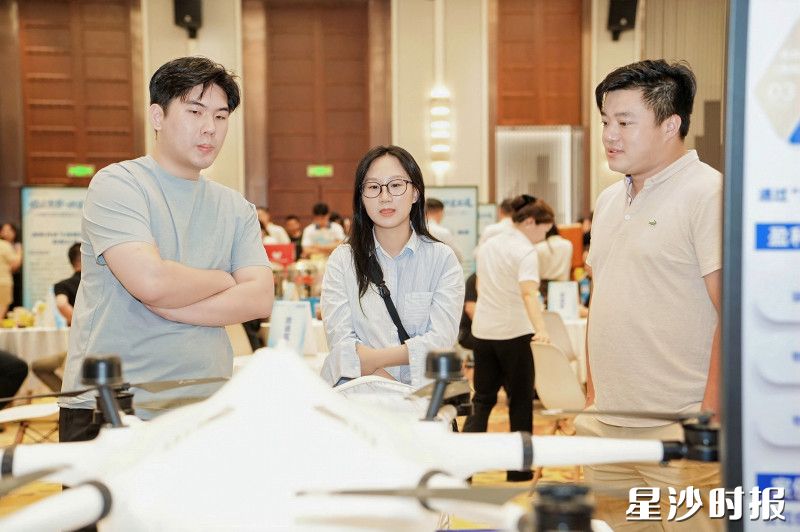 低空经济产业展区吸引不少来宾驻足咨询了解。