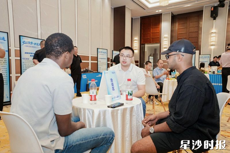 临空“您”管家与国际友人洽谈。