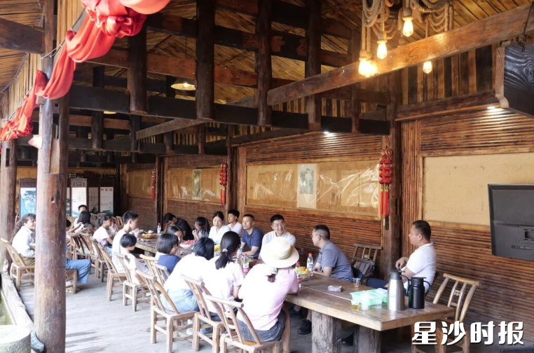 图为助学走访现场。长沙县文明办供图 图为助学走访现场。长沙县文明办供图