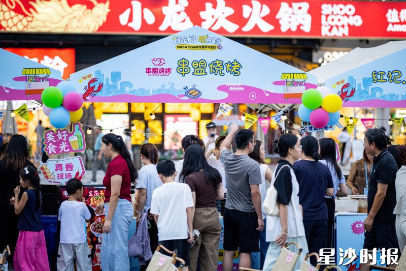 摊位前挤满了食客。
