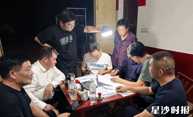 8月8日晚,江背镇江杉高速中轴大道互通项目最后一户成功签约。