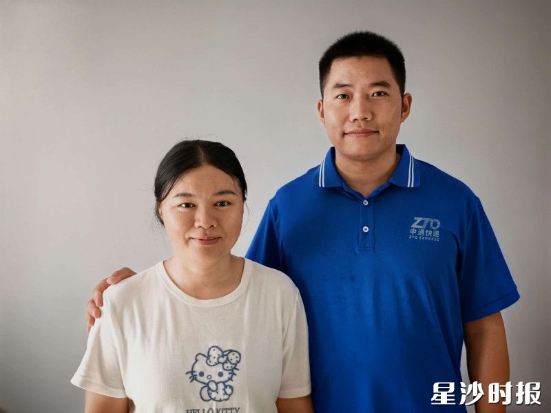 林新征(右)与妻子缪礼成均是快递员,一路扶持,在奔跑中收获幸福。均为街道供图 林新征(右)与妻子缪礼成均是快递员,一路扶持,在奔跑中收获幸福。均为街道供图