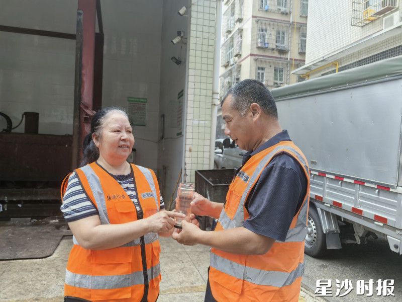 孙艳辉(左)和丈夫周建军是一对环卫夫妻,他们精心雕琢城市颜值的同时,将浪漫写在街道巷尾。 孙艳辉(左)和丈夫周建军是一对环卫夫妻,他们精心雕琢城市颜值的同时,将浪漫写在街道巷尾。