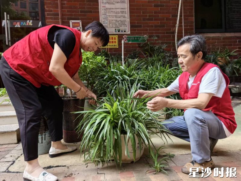 唐建国(右)与刘双珍夫妇是小区的“志愿伉俪”,他们将善意化作行动,爱洒邻里间。 唐建国(右)与刘双珍夫妇是小区的“志愿伉俪”,他们将善意化作行动,爱洒邻里间。