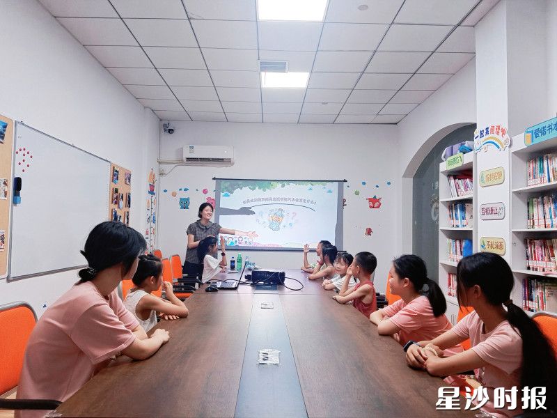 暑假的悦湖山小区“四点半课堂”里,人气满满。均为湘龙街道供图