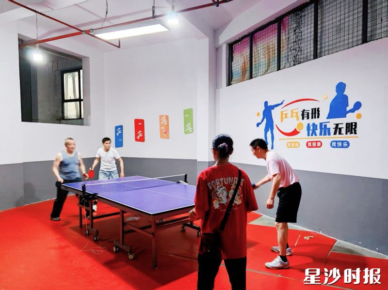 过去互不相识的邻居,现在凑在乒乓球台边、棋牌桌旁,慢慢熟成了一家人。