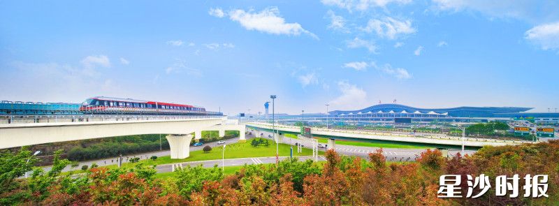 长沙黄花国际机场及磁悬浮列车。