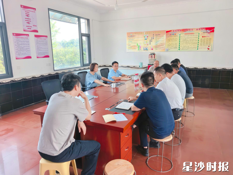 图为江背镇主要负责人下沉一线至G4项目前置指挥部调度重点户头攻坚。