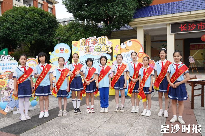 长沙市湘龙小学学生整齐列队,迎接新学期。
