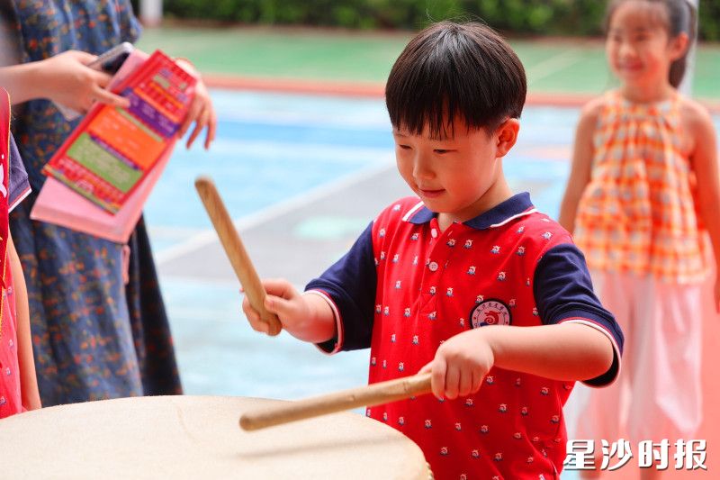 长沙华夏学校开学礼上,小朋友挥动鼓槌敲击大鼓,以击鼓明志的传统仪式,寄托少年奋发向上的美好愿望。