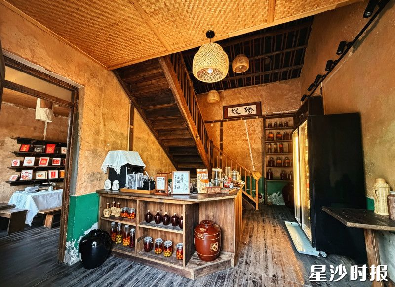 青山铺酒院子内,别具一格的陈设。 青山铺酒院子内,别具一格的陈设。