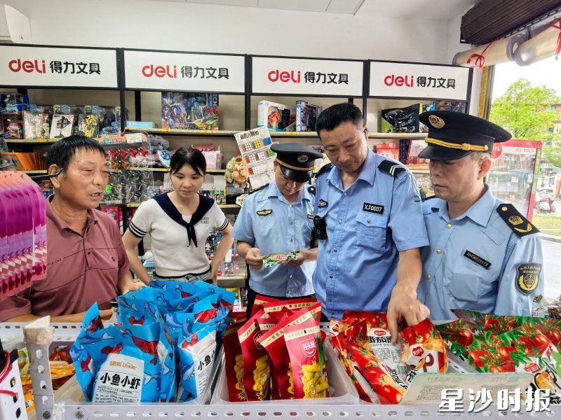 㮾梨街道对辖区中小学校园周边的文具店、书店、打印店等文化经营场所开展专项督导检查。街道供图 㮾梨街道对辖区中小学校园周边的文具店、书店、打印店等文化经营场所开展专项督导检查。街道供图