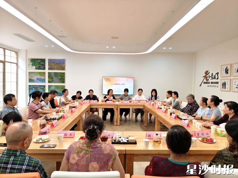 20余位居民和志愿者代表围坐在一起,为即将在9月2日正式亮相的“新家”出谋划策。均为宋彬彬 摄
