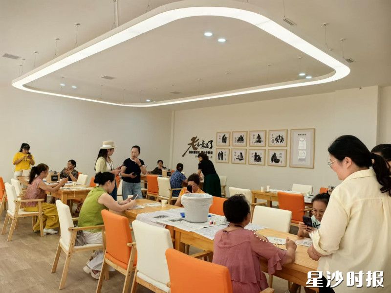 居民们正在“新家”开展活动、交友。