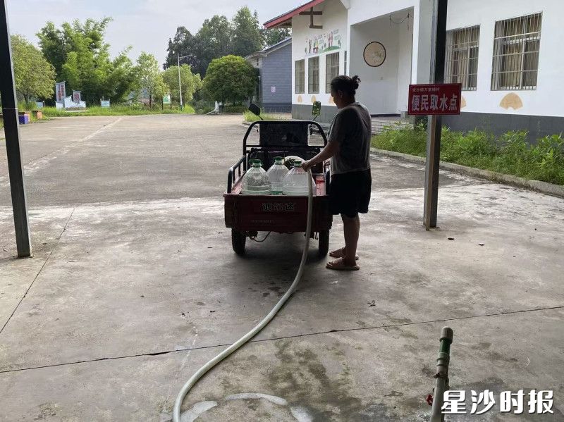 村民正在便民取水点取水。