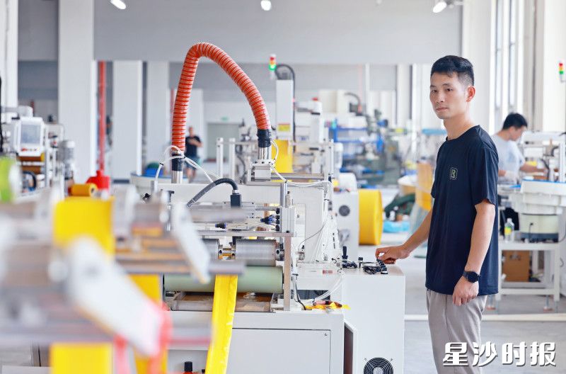 工作人员正在进行生产设备调试。均为柳峥 摄
