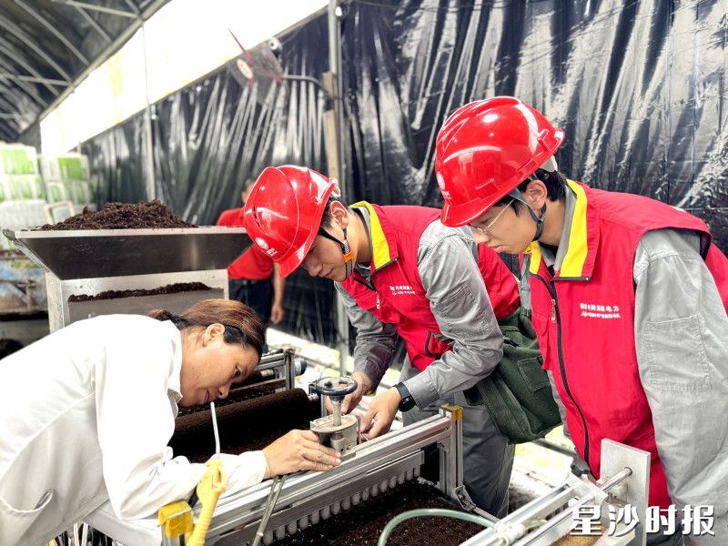电雷锋在基地搭棚检修设备。均为杨源 摄
