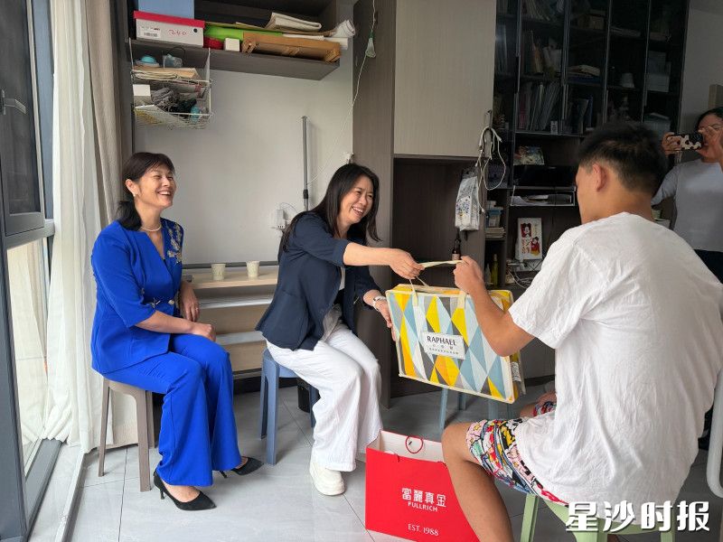县妇联一行也走进红树坡社区,专程走访慰问事实无人抚养儿童及困境学子家庭,为孩子们送上开学必备的床上四件套。社区供图