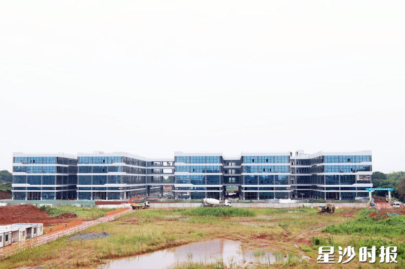 6#栋厂房建设进入收尾冲刺阶段，整体楼宇面貌焕然一新。