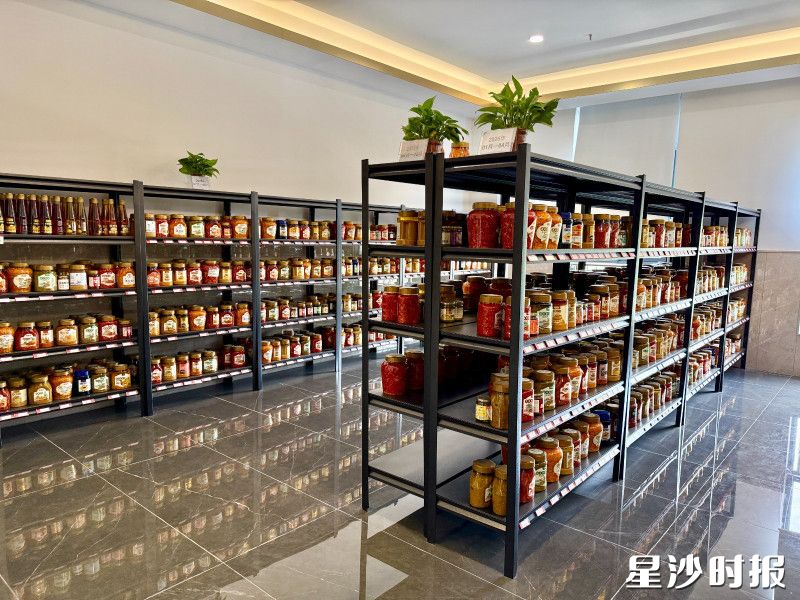 潭州农业辣椒留样区摆着各类辣酱。 潭州农业辣椒留样区摆着各类辣酱。