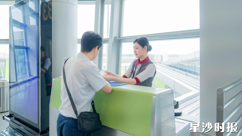 图为暑期服务游客现场。均为湖南航空供图