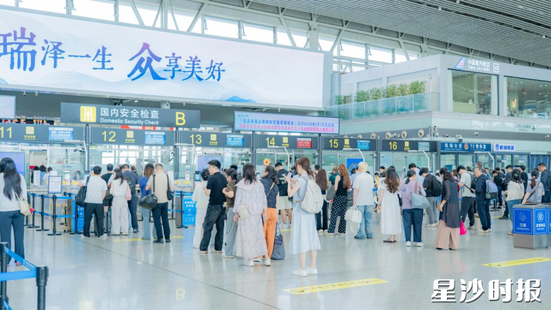 图为机场客流。