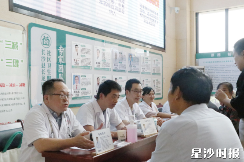 致公党省市级医疗专家团队在社区卫生服务中心同步开展义诊活动。林畅 摄