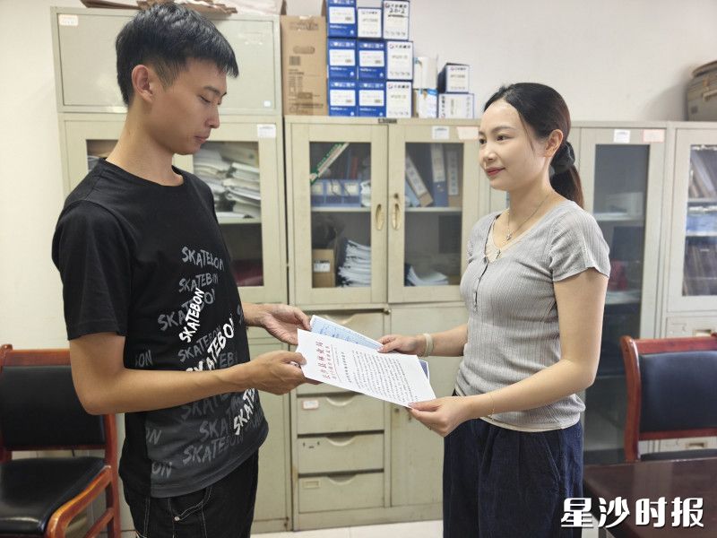 拿着新获批的《临时使用林地审核同意书》,项目方工作人员表示很满意。彭娴 摄 拿着新获批的《临时使用林地审核同意书》,项目方工作人员表示很满意。彭娴 摄