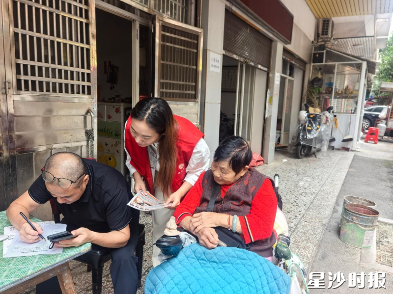高峰社区志愿者逐一登门走访,面对面讲解补贴政策,手把手协助家属申请失能等级评估。社区供图 高峰社区志愿者逐一登门走访,面对面讲解补贴政策,手把手协助家属申请失能等级评估。社区供图
