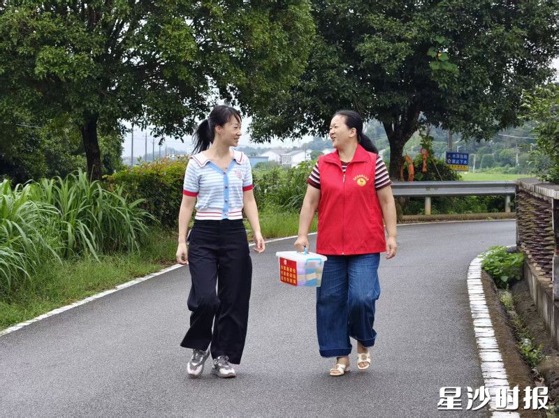 在金井镇金龙村,鲜红的“流动服务站”扎根田间地头,将便民缝补服务送到老人身边。均为通讯员供图 在金井镇金龙村,鲜红的“流动服务站”扎根田间地头,将便民缝补服务送到老人身边。均为通讯员供图