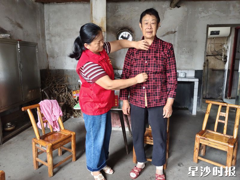 巾帼网格员已为老人缝补好衣物。 巾帼网格员已为老人缝补好衣物。