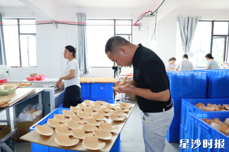 岑莎内衣负责人余安邦正在工厂巡查。