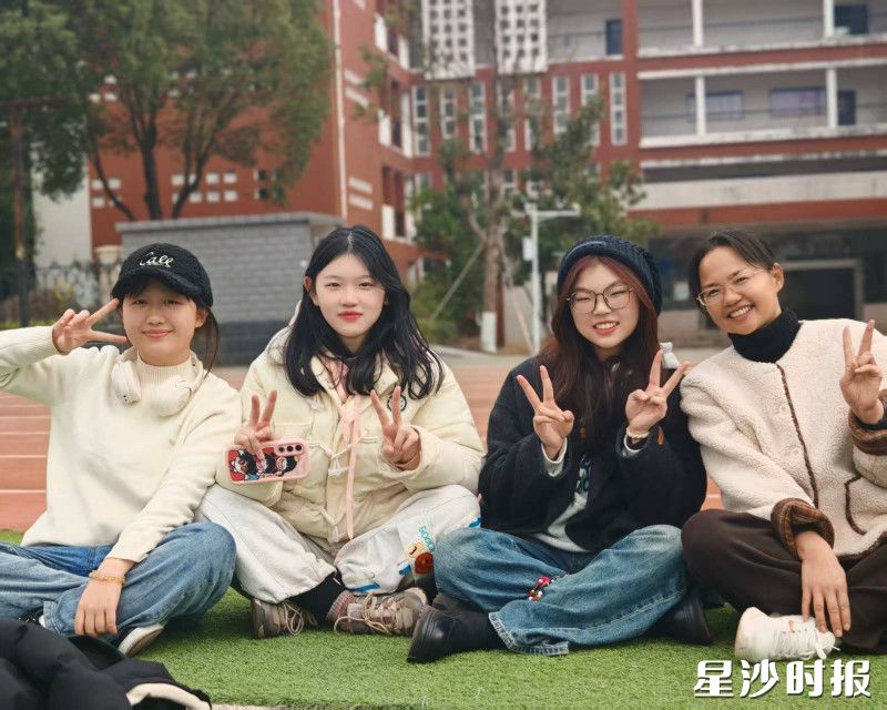 图为毕业生来母校看望李银章(右1)。受访者供图