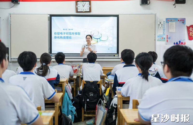 图为李银章的化学课堂,她精神饱满地给学生讲述知识点。刘思源摄