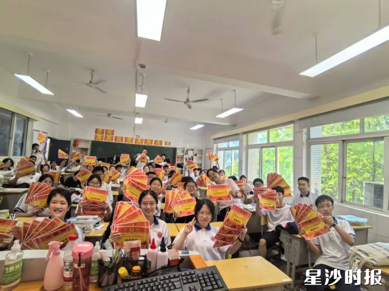 图为李银章为每个学生颁发奖状,学生们开心地展示。受访者供图