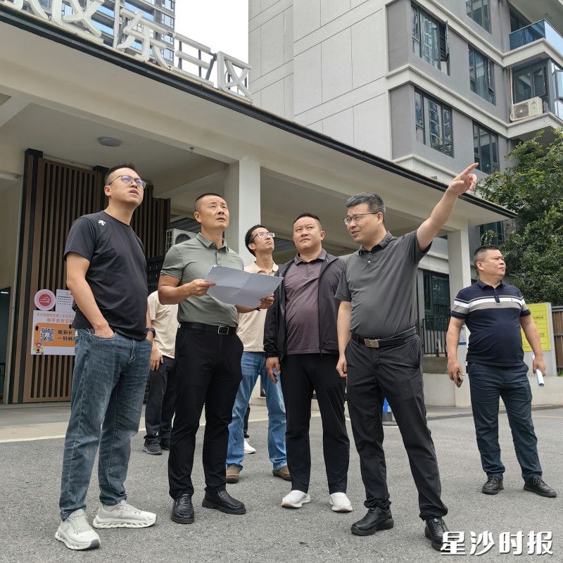 调研组在项目现场了解情况。县住房城乡建设局供图