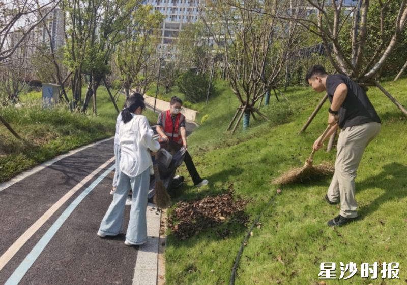 长龙街道龙湘社区联合五矿万境松雅项目开展廉洁共建暨志愿服务活动。 社区供图 长龙街道龙湘社区联合五矿万境松雅项目开展廉洁共建暨志愿服务活动。 社区供图