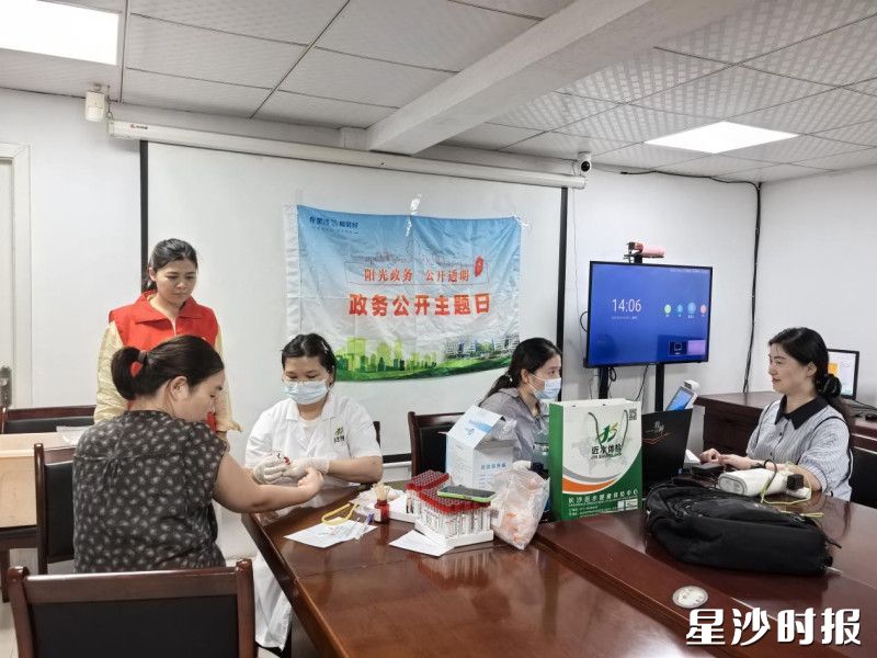 集中办理健康证活动现场。均为街道供图 集中办理健康证活动现场。均为街道供图