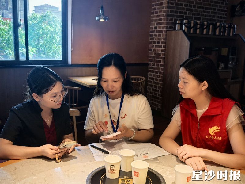 网格员正在指导经营负责人登录食品安全线上培训平台。均为街道供图 网格员正在指导经营负责人登录食品安全线上培训平台。均为街道供图