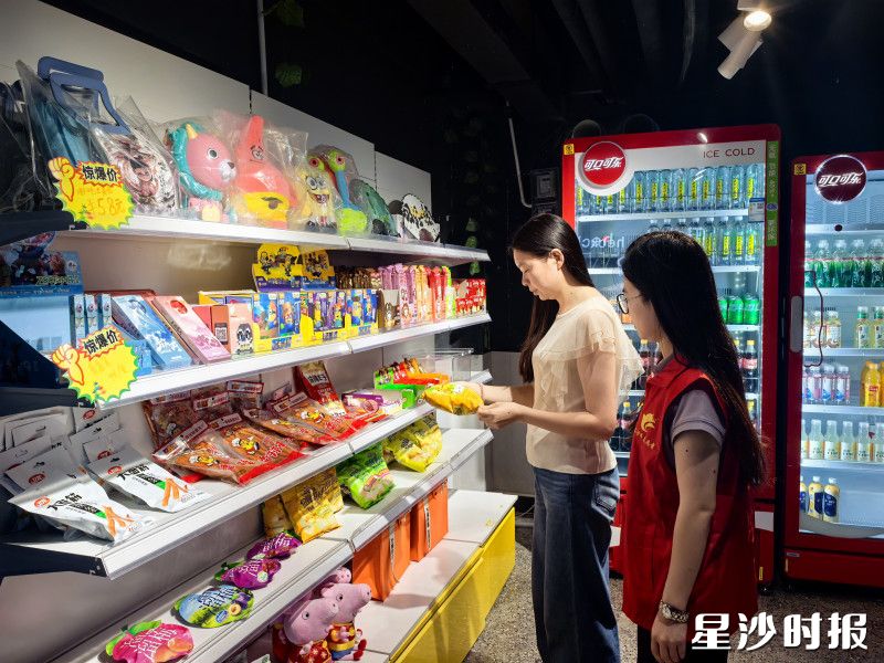 网格员对食品门店进行检查。 网格员对食品门店进行检查。