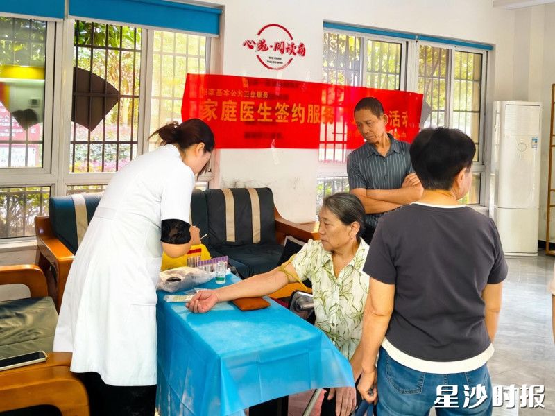 医护人员在为居民采血。街道供图 医护人员在为居民采血。街道供图