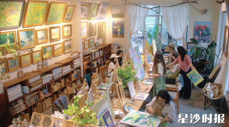 在龙华岭村“马林的莫奈花园”,前来学画的学员络绎不绝。均为安沙镇供图