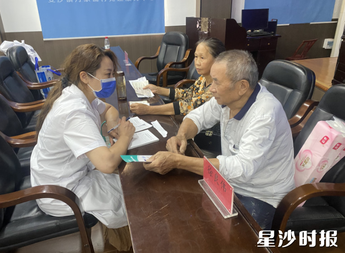 安沙镇万家铺村开展慢性病健康讲座暨免费义诊活动。安沙镇供图