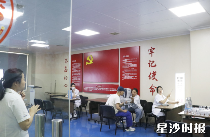 义诊区,医生在做视力检查。