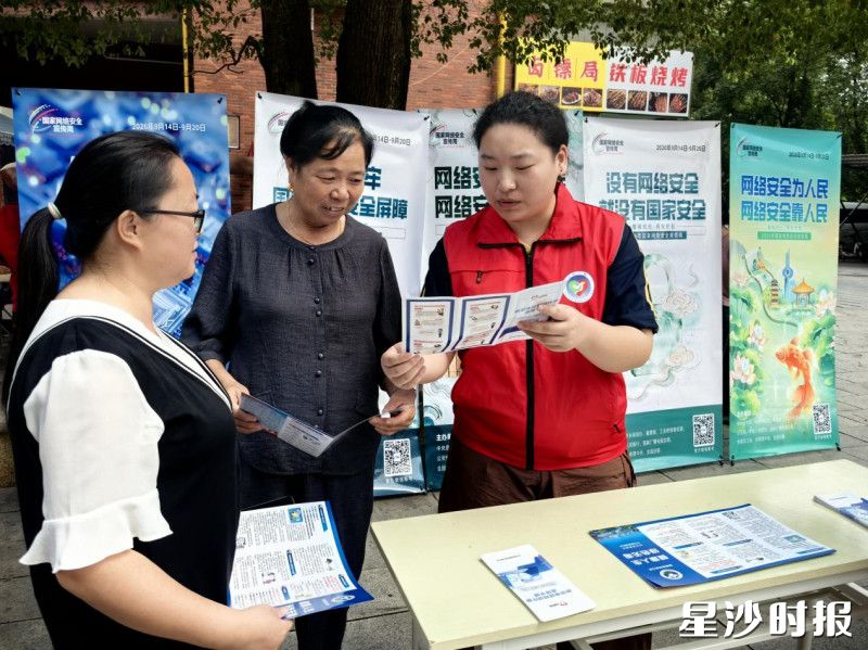 泉塘司法所在泉韵社区海德公元小区摆摊普法。 泉塘司法所在泉韵社区海德公元小区摆摊普法。