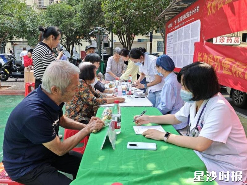 长沙经开医院医生在给居民开展问诊答疑。街道供图 长沙经开医院医生在给居民开展问诊答疑。街道供图