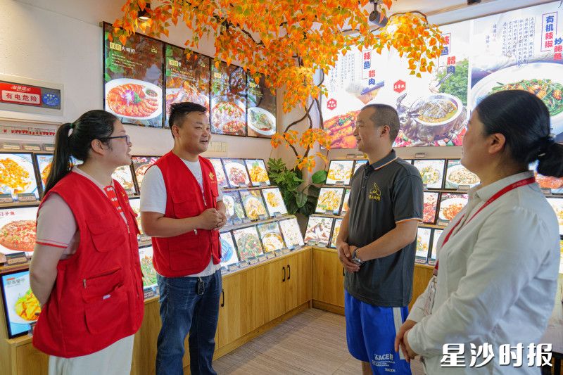 方国栋(左二)在梨江社区工作时,走访商户,听取诉求。街道供图 方国栋(左二)在梨江社区工作时,走访商户,听取诉求。街道供图